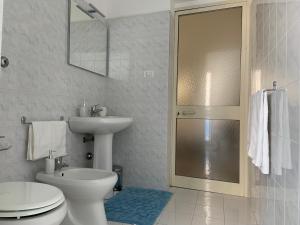 A bathroom at Elena Casa Vacanze 2