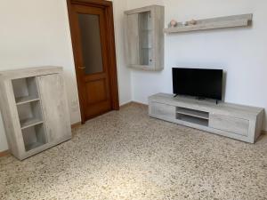 A television and/or entertainment centre at Elena Casa Vacanze 2