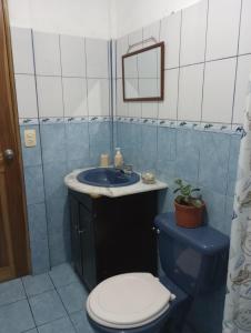 y baño con aseo y lavamanos. en LIMON´S HOUSE, en Puerto Limón