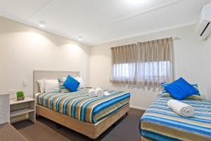 Un pat sau paturi într-o cameră la Top Spot Motel