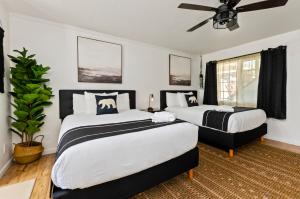 2 camas en una habitación con ventilador de techo en The Jeffrey Hotel en South Lake Tahoe