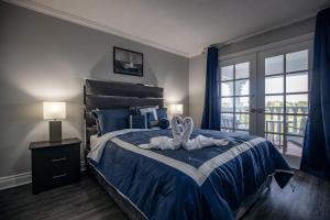 Postel nebo postele na pokoji v ubytování Niagara Luxury Suites