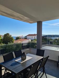 a table and chairs on a balcony with a view at Villa M&M in Sevid