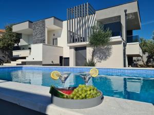 un bol de fruta junto a la piscina en Villa M&M, en Sevid