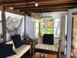 uma sala de estar com dois sofás e uma mesa em Cabo tortugas - casa em Monterrico