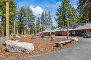 einen Park mit Felsen und Bänken vor einem Gebäude in der Unterkunft Playpark Lodge in South Lake Tahoe
