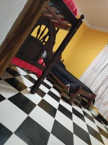 Habitación con mesa y sillas en un suelo a cuadros en Temporario Nonogasta en Nonogasta