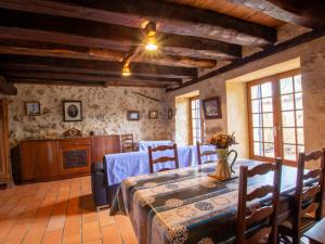 ein Esszimmer mit einem Tisch und einer Blumenvase darauf in der Unterkunft Gîte Saint-Front-la-Rivière, 3 pièces, 6 personnes - FR-1-616-102 in Saint-Front-la-Rivière