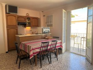 Kuchyňa alebo kuchynka v ubytovaní Appartement au calme, proche plage, balcon, garage privé, 2 pers, Argeles Plage Nord - FR-1-225-757 + 11 fotografií