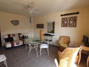 Televízia a/alebo spoločenská miestnosť v ubytovaní Appartement T3 avec vue sur mer, parking et balcon à Collioure - FR-1-309-349