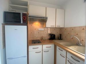 Kuchyňa alebo kuchynka v ubytovaní Appartement Cosy à 300m de la Plage, Parking Privé, Loggia Fermée, 4 Pers., 2 Étoiles - FR-1-225-758 + 4 fotografie