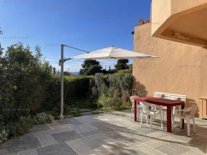 Balkón alebo terasa v ubytovaní T2 en rez-de-jardin avec terrasse au Rayol-Canadel - FR-1-100-283