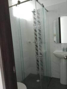 La salle de bains est pourvue d'une douche, de toilettes et d'un lavabo. dans l'établissement Apartamento en el centro de la ciudad bonita a muy buen precio, à Bucaramanga
