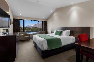 Postel nebo postele na pokoji v ubytování Copthorne Hotel & Resort Lakefront Queenstown + 37 fotografií