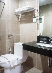 Koupelna v ubytování Grand Hatika Hotel