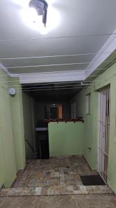 um quarto vazio com paredes verdes e um tecto em Casa Privativa Metrô Penha em São Paulo