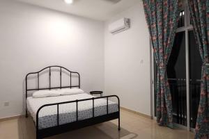 1 dormitorio con cama y ventana en The Dandelion Homestay, en Baling