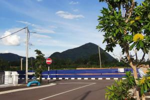 una señal de stop al costado de una carretera en The Dandelion Homestay, en Baling