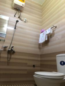 Et badeværelse på Việt Long 2 hotel
