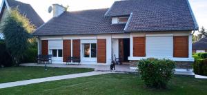 pies stojący przed domem w obiekcie villa des clématites w mieście Dainville