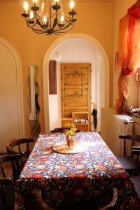 un comedor con una mesa con un colorido mantel en Lovely Nest near Budapest en Dunakeszi