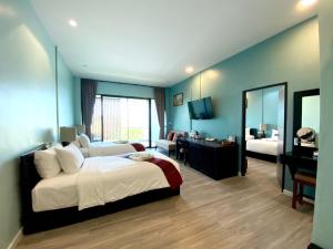 A bed or beds in a room at Maikaew Damnoen Resort