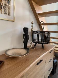 a bathroom with a sink and a basket on a dresser at Ferienwohnung Kamrath Altstadt von Neuruppin in Neuruppin