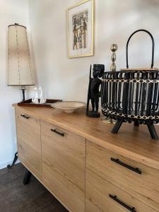 a wooden dresser with a lamp on top of it at Ferienwohnung Kamrath Altstadt von Neuruppin in Neuruppin