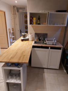 Kuchyňa alebo kuchynka v ubytovaní Maison intra muros, terrasses avec vue jaccuzzi et garage
