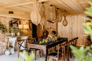 a dining room with a long table and chairs at ANNĂ DRAGĂ in Colun