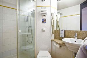 Bilik mandi di Kyriad Lyon Sud - Saint Genis Laval