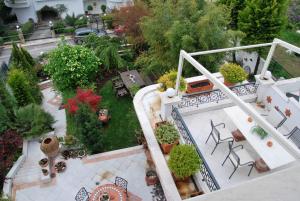 una vista aérea de un jardín con plantas y mesas en Πολυτελής κατοικία με θέα τον Θερμαϊκό, en Tesalónica