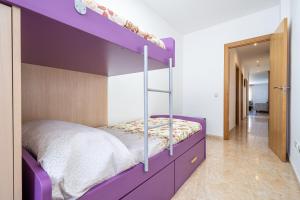 Двухъярусная кровать или двухъярусные кровати в номере Villa Manoli