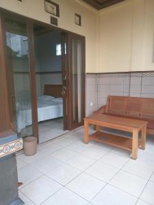 Postel nebo postele na pokoji v ubytování Dewi Antara Homestay