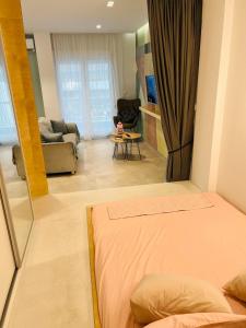 A bed or beds in a room at Bright and Modern studio Thessaloniki Downtown