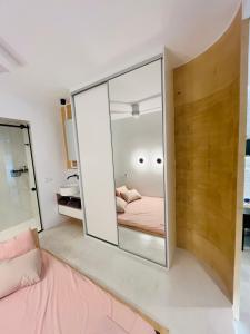 A bed or beds in a room at Bright and Modern studio Thessaloniki Downtown