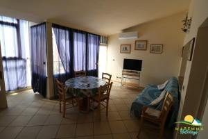 Televízia a/alebo spoločenská miestnosť v ubytovaní Maremma Holidays -Mentana 2