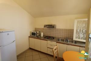 Kuchyňa alebo kuchynka v ubytovaní Maremma Holidays -Mentana 2