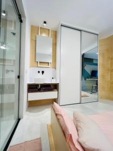 A bed or beds in a room at Bright and Modern studio Thessaloniki Downtown