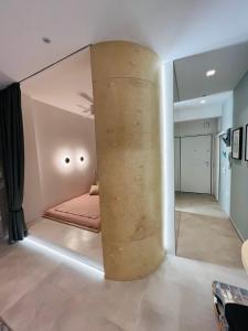 A bed or beds in a room at Bright and Modern studio Thessaloniki Downtown