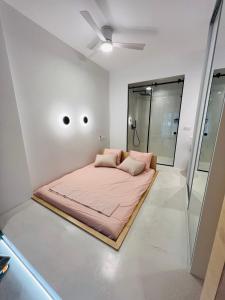 A bed or beds in a room at Bright and Modern studio Thessaloniki Downtown Még 21 kép