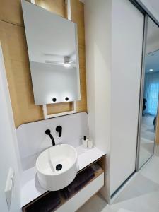 A bathroom at Bright and Modern studio Thessaloniki Downtown