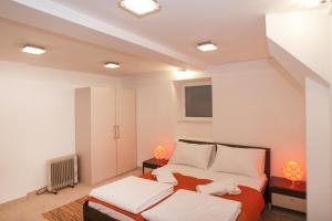 um quarto com uma cama e dois candeeiros em Atelier 1 Apartment em Belgrado