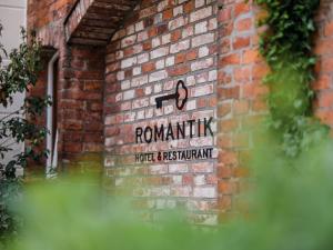 ノルデンにあるRomantik Hotel Reichshofの煉瓦造りの建物側の看板