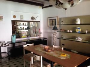 a dining room with a table and a desk at natura e relax sul mare in Gela