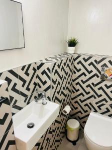 A bathroom at Bright and Modern studio Thessaloniki Downtown