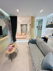 A seating area at Bright and Modern studio Thessaloniki Downtown