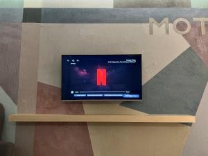 A television and/or entertainment centre at Bright and Modern studio Thessaloniki Downtown