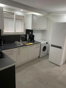 蒙佩利爾的住宿－App T2 a Montpellier，厨房配有白色冰箱和洗衣机。