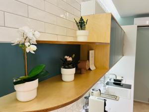 A kitchen or kitchenette at Bright and Modern studio Thessaloniki Downtown